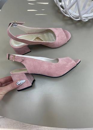 Розовые пудровые замшевые босоножки на каблуке с открытым носком1 фото