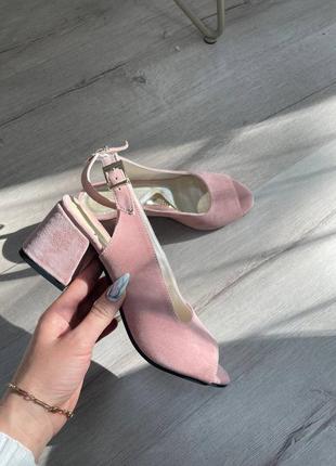 Розовые пудровые замшевые босоножки на каблуке с открытым носком3 фото