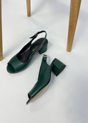 Кожаные босоножки на каблуке с вилкритым пальчиком темно зелени много цветов3 фото