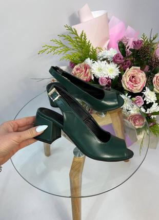 Кожаные босоножки на каблуке с вилкритым пальчиком темно зелени много цветов7 фото