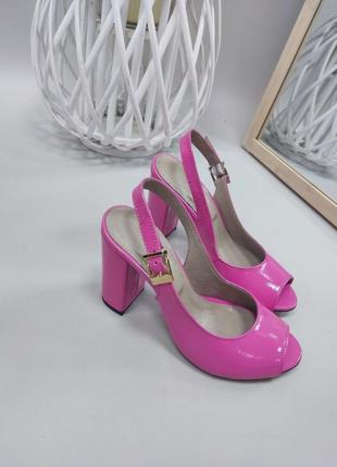 Розовые лаковые босоножки на каблуке с открытым пальчиком3 фото