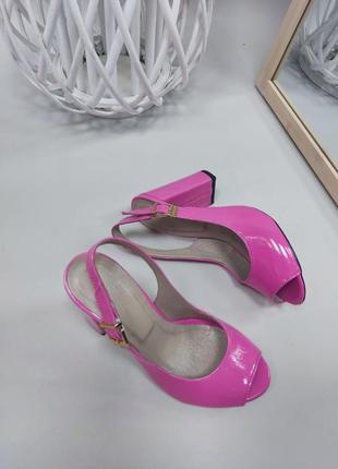 Розовые лаковые босоножки на каблуке с открытым пальчиком7 фото