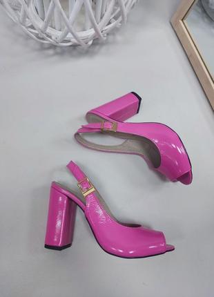 Розовые лаковые босоножки на каблуке с открытым пальчиком4 фото