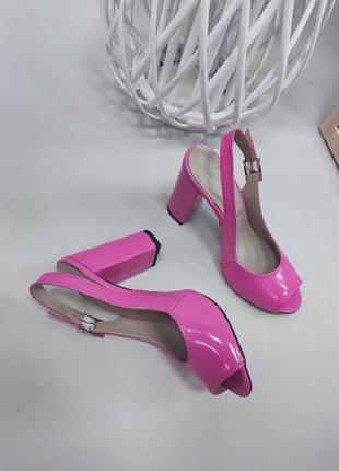 Розовые лаковые босоножки на каблуке с открытым пальчиком5 фото