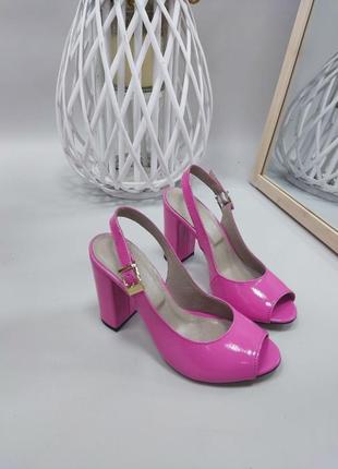 Розовые лаковые босоножки на каблуке с открытым пальчиком2 фото