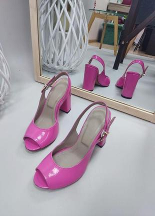 Розовые лаковые босоножки на каблуке с открытым пальчиком6 фото