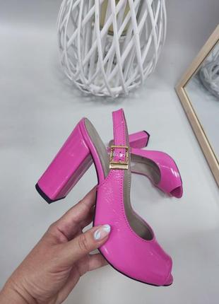 Розовые лаковые босоножки на каблуке с открытым пальчиком8 фото