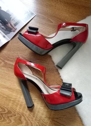 Туфлі, босоніжки на високому каблуці