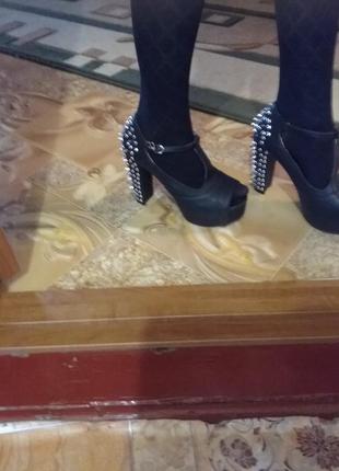 Нарядные туфли  с шипами