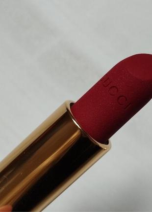 Помада с матовым финишем gucci rouge à lèvres mat lipstick 509 janie scarlet 3.5 г7 фото