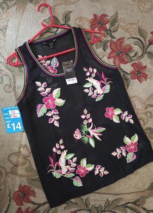 Новая,очаровательная,стрейч майка-футболка-блузка-сеточка с вышивками цветов и...1 фото