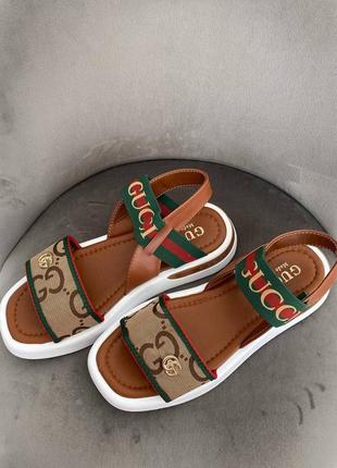 Жіночі босоніжки в стилі gucci