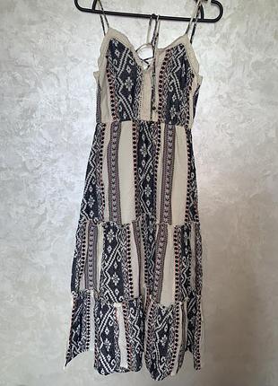 Платье на бретелях