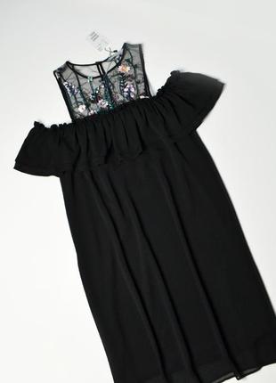 Красивое черное платье с открытыми плечами и вышивкой цветы1 фото