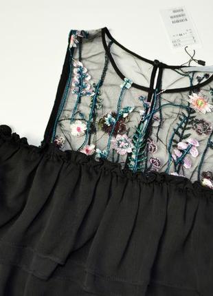 Красивое черное платье с открытыми плечами и вышивкой цветы2 фото