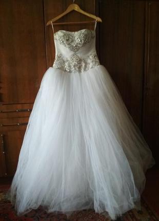 Красива пишна весільна сукня з кільцями