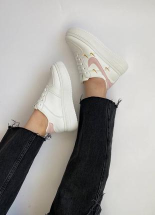 Распродажа белые кеды - кроссовки со вставками цвета пудры на повышенной подошве7 фото