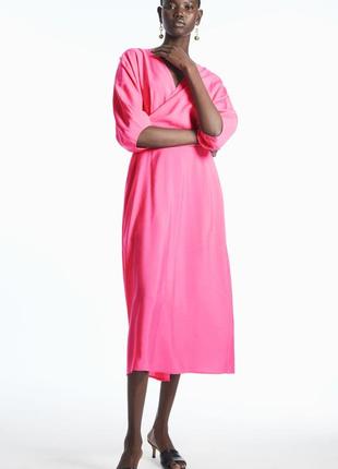 Розовое зефирное платье с в-вырезом на запах