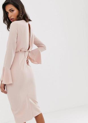 Платье-футляр миди с оборками на рукавах