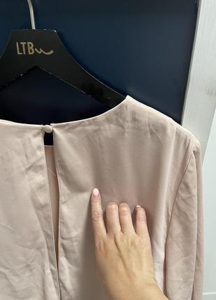 Платье-футляр миди с оборками на рукавах