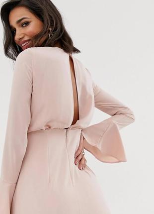 Платье-футляр миди с оборками на рукавах