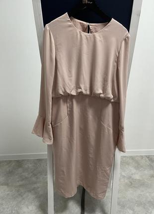 Платье-футляр миди с оборками на рукавах