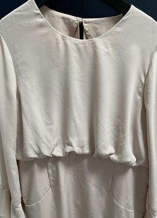 Платье-футляр миди с оборками на рукавах