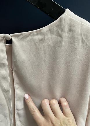 Платье-футляр миди с оборками на рукавах