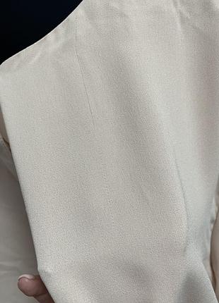 Платье-футляр миди с оборками на рукавах