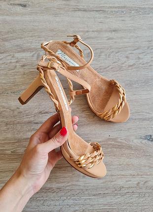 Стильные босоножки mariamare на каблуке розовые