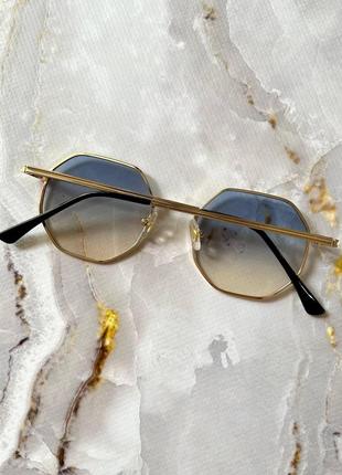 Жіночі окуляри сонцезахисні стильні шестикутні блакитний градієнт у золотистій оправі10 фото