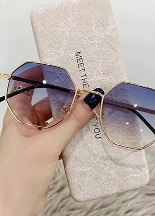 Жіночі окуляри сонцезахисні стильні шестикутні блакитний градієнт у золотистій оправі4 фото