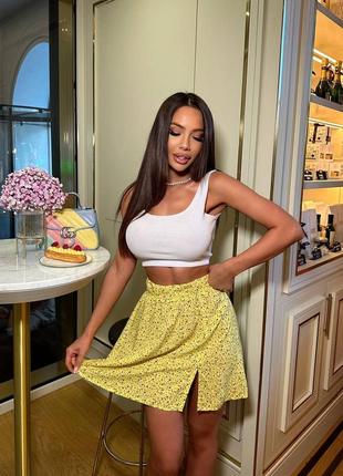 Костюм двойка кроп топ мини юбка штапель в цветочек с разрезом на резинке короткая майка в рубчик черный синий белый бежевый жёлтый голубой комплект