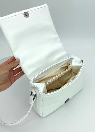 Жіноча сумка крос-боді білого кольору2 фото