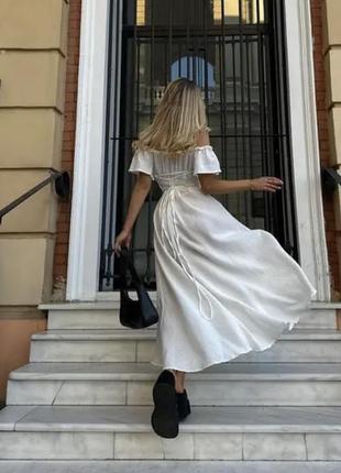 Белое платье со шнуровкой на спине