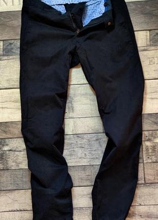 Мужские  зауженные элегантные  брюки чиносы mango цвет черный размер 303 фото