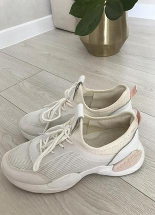 Белые объемные кроссовки