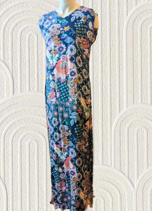 Длинное платье с пикантным вырезом2 фото
