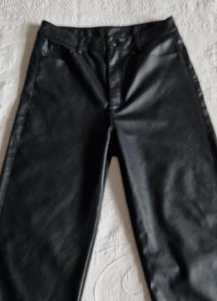 Женские черные брюки штаны из еко-кожи hm прямые колоши4 фото