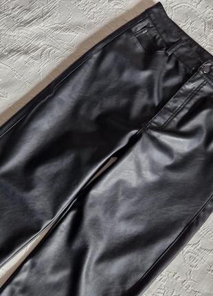 Женские черные брюки штаны из еко-кожи hm прямые колоши5 фото