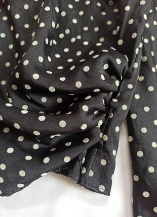 Черная сатиновая блуза на запах в горошек2 фото
