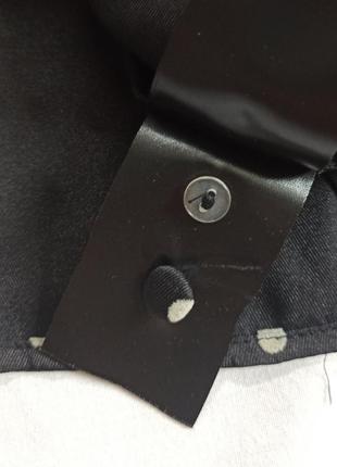 Черная сатиновая блуза на запах в горошек6 фото