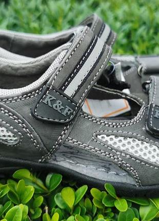 Кожаные босоножки 
kangfu