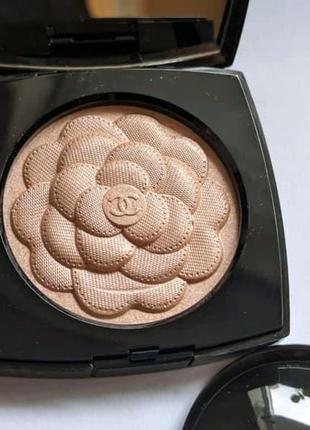 Хайлайтер для вишуканий chanel reve de camelia illuminating powder 10g1 фото