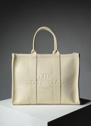 Женская сумка изготовлена из экокожи
