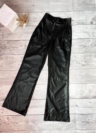 Базовые кожаные клешовые брюки эко кожа высокая посадка широкие