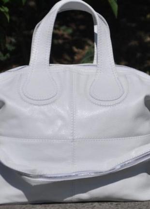 Вместительная женская сумка из натуральной зернистой кожи белая