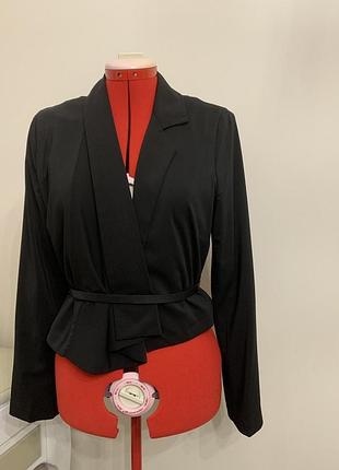 Класичний чорний жакет з поясом