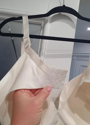 Гарний шовковий бюстгальтер на великі груди