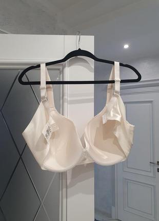 Гарний шовковий бюстгальтер на великі груди